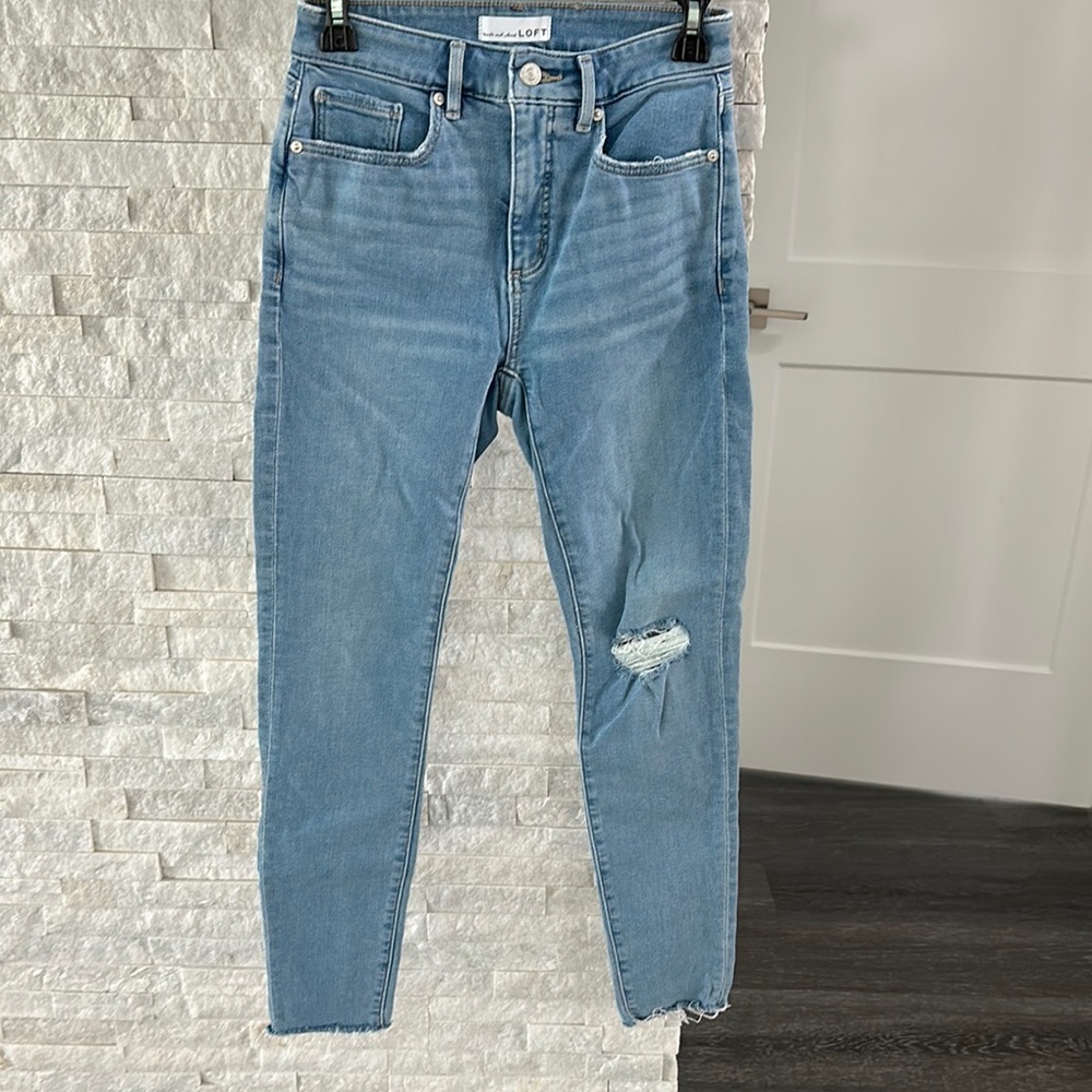 LOFT Blue Skinny Jeans with Stretch and Frayed Hem Size 0 27” inseam
